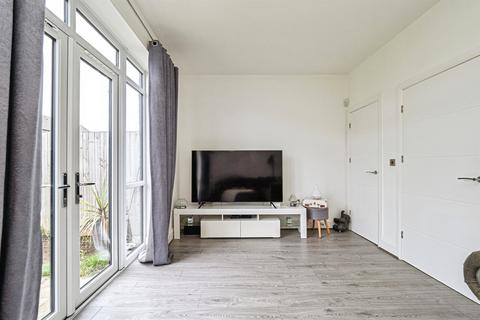 3 bedroom semi-detached house for sale, Crusoe Road, Kingswood, Hull