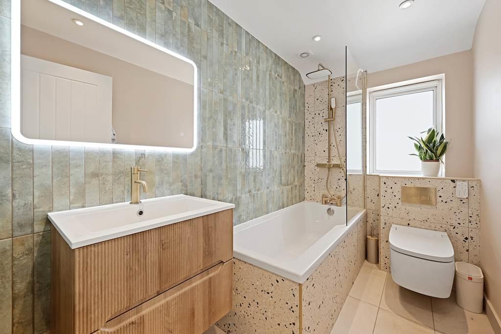 17 Makepeae Ave - Bathrooml.JPG