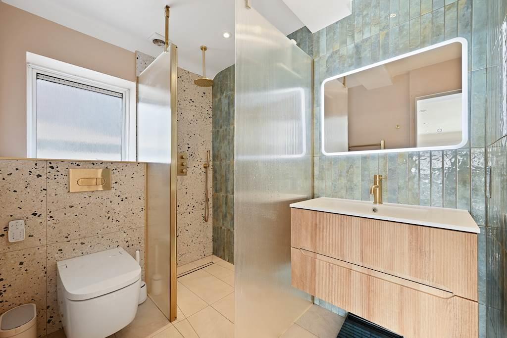 17 Makepeae Ave - Shower.JPG