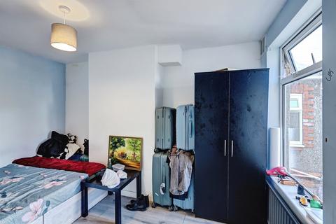 4 bedroom end of terrace house for sale, Newington Road, Northampton