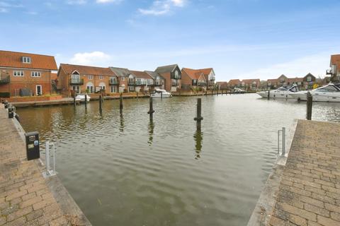 undefined, Ellisons Quay, Burton Waters, Lincoln