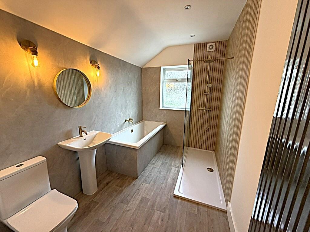 Bathroom 2nd.jpg