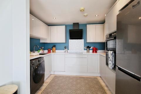3 bedroom penthouse for sale, Groombridge Avenue, Eastbourne