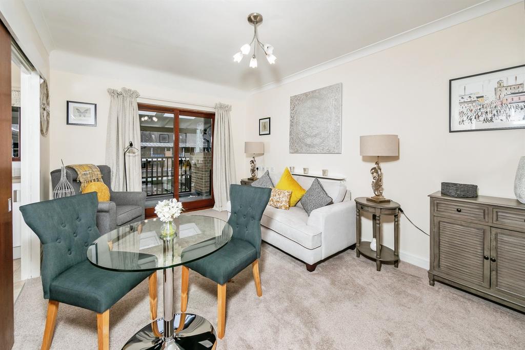 House in Reading, Whitley - More