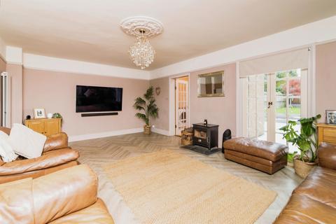 4 bedroom semi-detached house for sale, Dell Road, Lowestoft