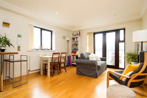 2 bedroom apartment to rent, Maple Leaf Court, Broomfield Lane, Palmers Green, N13