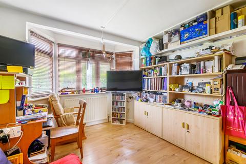 2 bedroom ground floor flat for sale, Alexandra Road, London