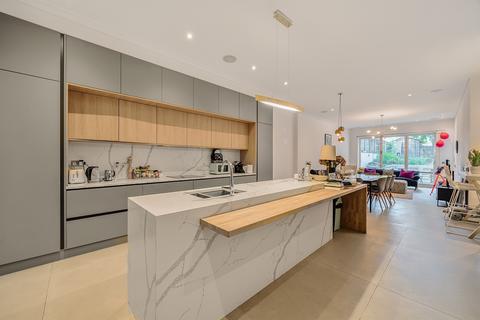 4 bedroom flat for sale, Kings Avenue, London