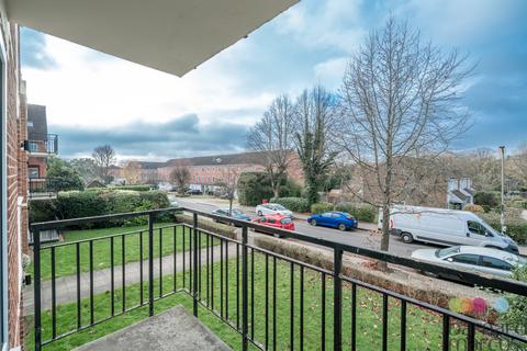 3 bedroom flat for sale, Holden Road, London
