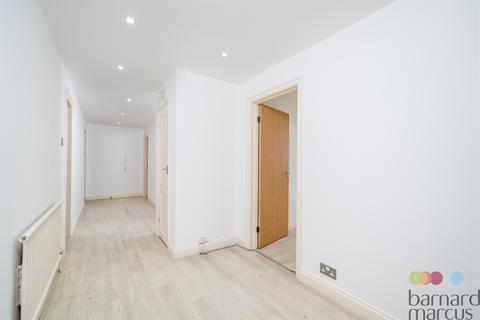 3 bedroom flat for sale, Holden Road, London