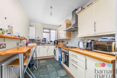 2 bedroom flat for sale, Park Avenue, London