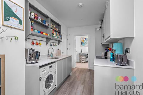 2 bedroom flat for sale, Edgewood Mews, London