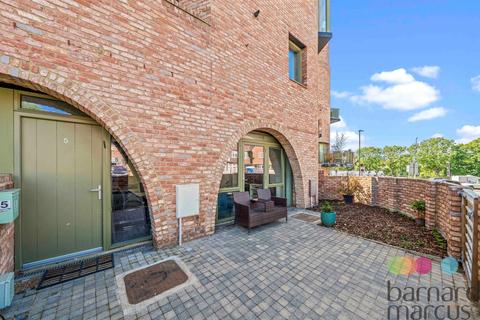 2 bedroom flat for sale, Edgewood Mews, London