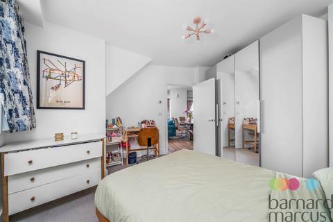 2 bedroom flat for sale, Edgewood Mews, London
