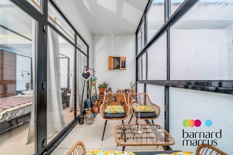 2 bedroom flat for sale, High Road, London