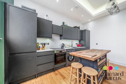 2 bedroom flat for sale, High Road, London