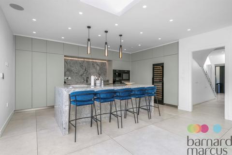 3 bedroom semi-detached house for sale, High Road, London