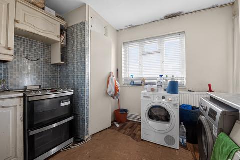 3 bedroom flat for sale, Market Place, London
