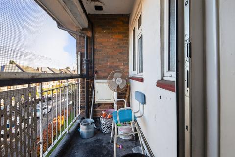 3 bedroom flat for sale, Market Place, London