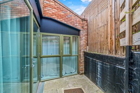 2 bedroom apartment for sale, Edgewood Mews, London