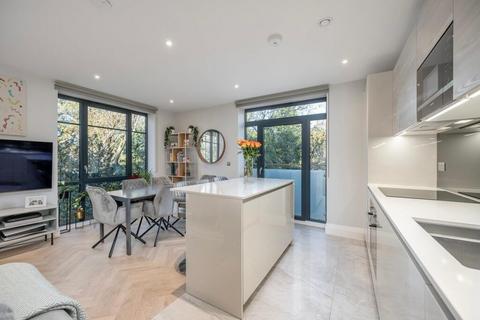 2 bedroom flat for sale, Holden Road, London