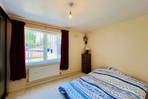 2 bedroom ground floor flat for sale, Skeaping Close, Newmarket