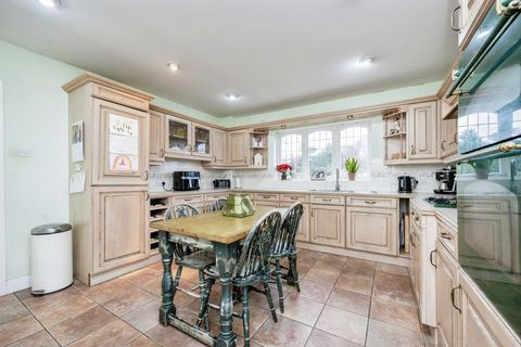 5 bedroom detached house for sale, Park Avenue, Newport Pagnell