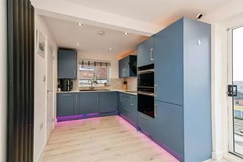 3 bedroom detached house for sale - View 3