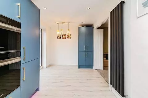 3 bedroom detached house for sale - View 4