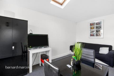1 bedroom flat for sale, Bird In Bush Road, London