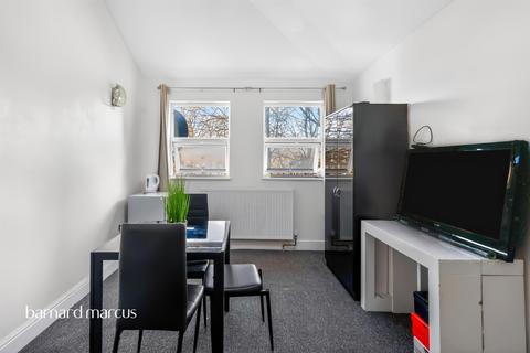 1 bedroom flat for sale, Bird In Bush Road, London