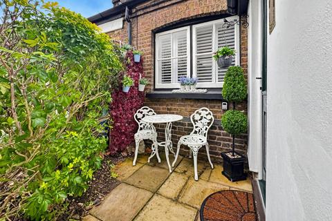 1 bedroom bungalow for sale, Cambridge Road, Southend-on-sea, SS1 1