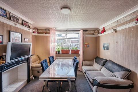3 bedroom semi-detached house for sale, Hallgarth Avenue, SCUNTHORPE