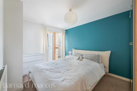1 bedroom flat for sale, Chapel Yard, London