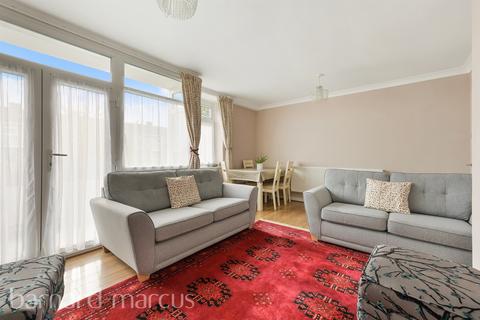 3 bedroom flat for sale, Gressenhall Road, London
