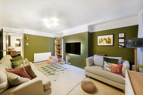 3 bedroom flat for sale, Brick Farm Close, Richmond