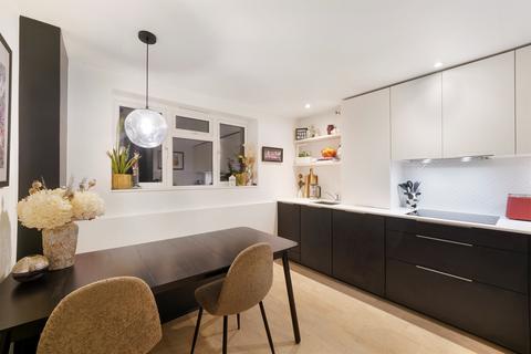 3 bedroom flat for sale, Brick Farm Close, Richmond