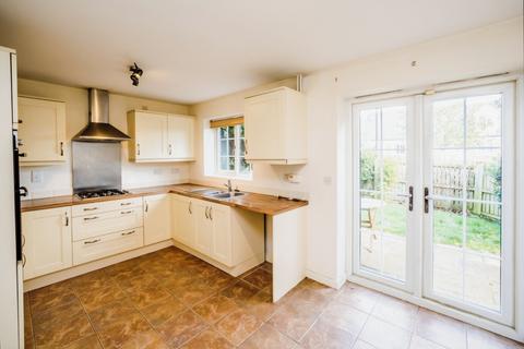 4 bedroom end of terrace house to rent, Britannia Crescent, West Yorkshire HD2