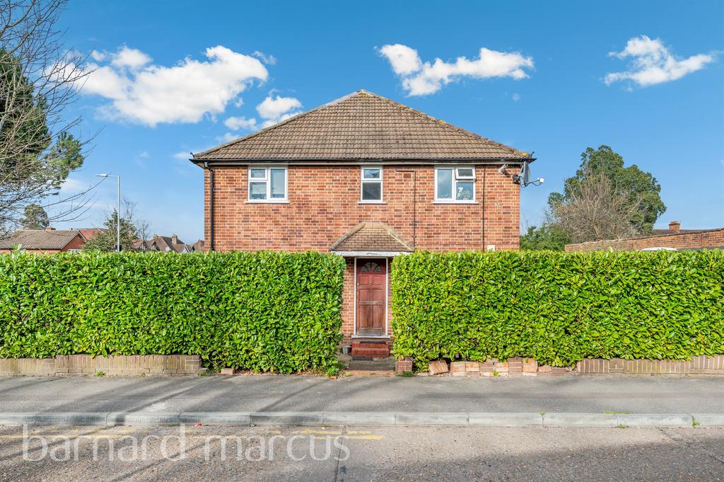 Detached house exterior, driveway
