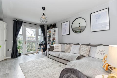 2 bedroom ground floor flat for sale, Claymores, Stevenage