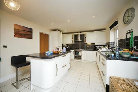 4 bedroom end of terrace house for sale, Roughmoor Close, Taunton