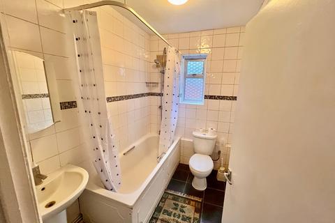 2 bedroom maisonette to rent, Clifton Road