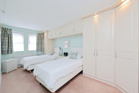 2 bedroom flat for sale, Lower High Street, Watford