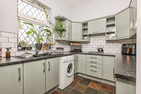 2 bedroom apartment for sale, Alverthorpe Road, WAKEFIELD