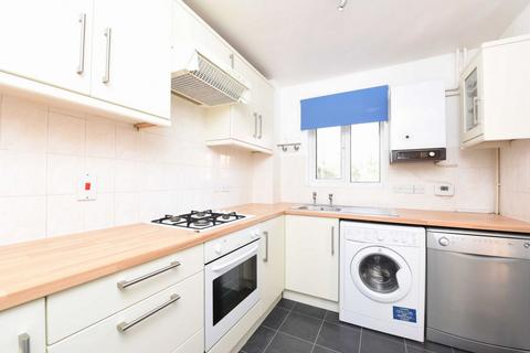 2 bedroom terraced house to rent, Swaledale Gardens, Fleet, GU51