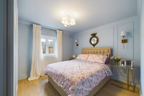 1 bedroom flat for sale, Coningham Road, London