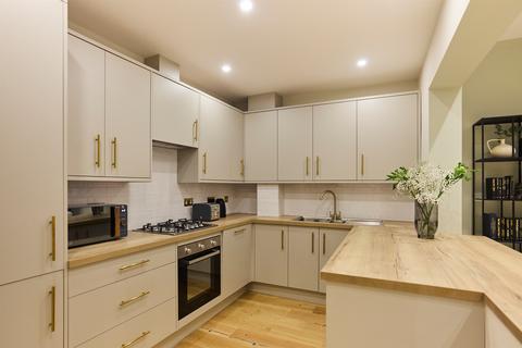 3 bedroom flat for sale, Kensington Gardens Square, London