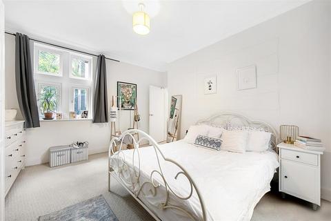 3 bedroom flat to rent, Hazelbourne Road, SW12