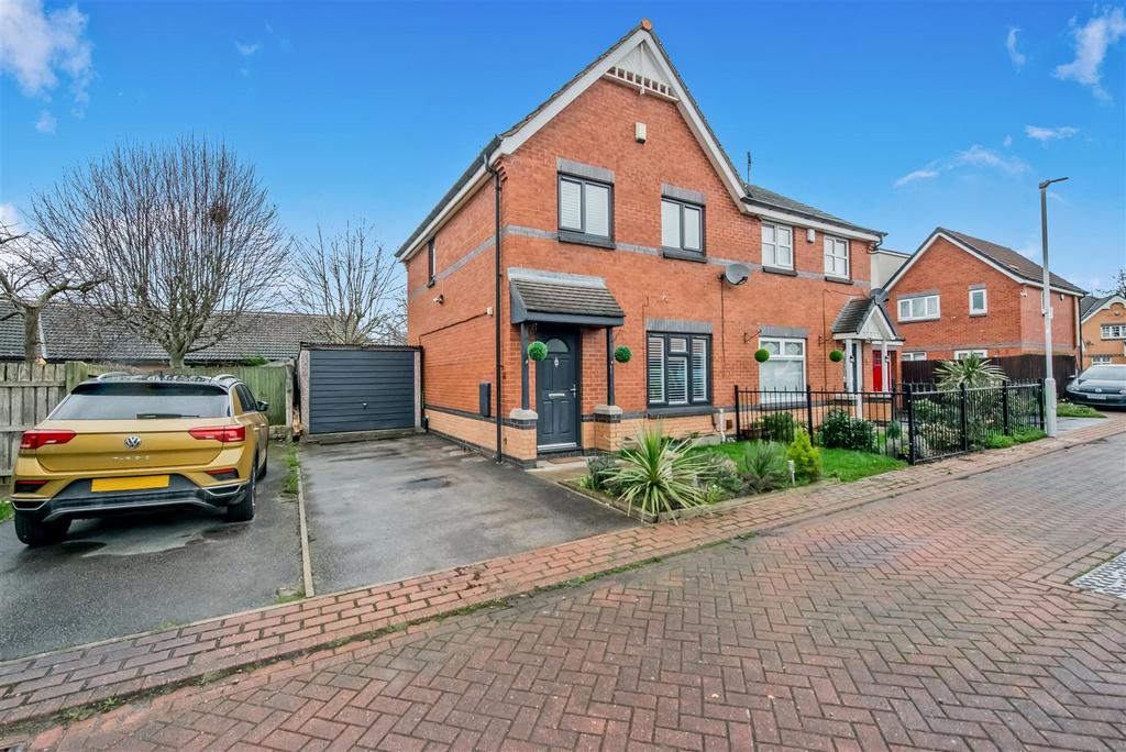 Off Street Parking / Driveway / Garage: