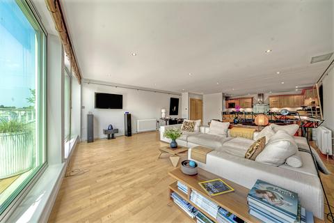 3 bedroom flat for sale, Petersham Road, Richmond, TW10